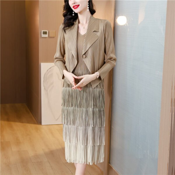 High-end pleated dress for women, 2025 style, with a tailored collar, long length, slim fit, and flattering appearance. A French-style autumn dress.