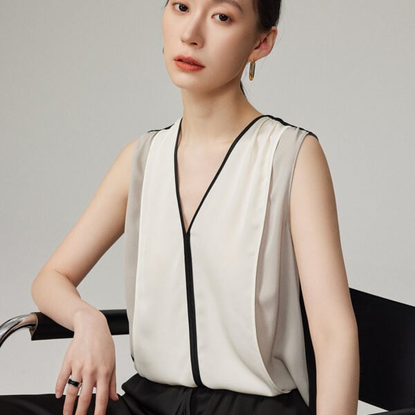 Selected high-quality mulberry silk sleeveless blouse for ladies in a loose and lightweight style. New style French elegant business casual silk v-neck top.