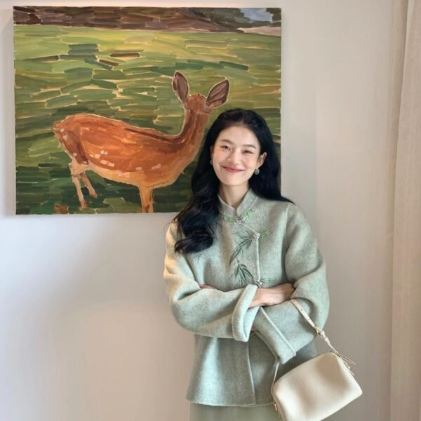 New Chinese-style folkwear green buttoned-over coat and skirt set for women in autumn and winter. Tea-style outfit. A complete set of two pieces.